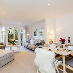  Hébergement de vacances Modern Mews House With Free Parking Space, And Patio By Huluki Sussex